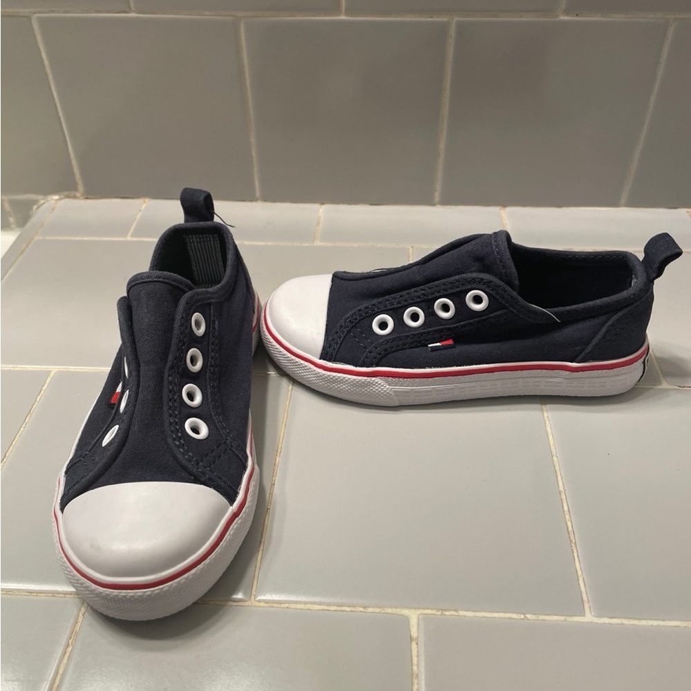 Tommy Hilfiger Toddler Girl slip on sneakers Size 8, fits more like a Size 7
